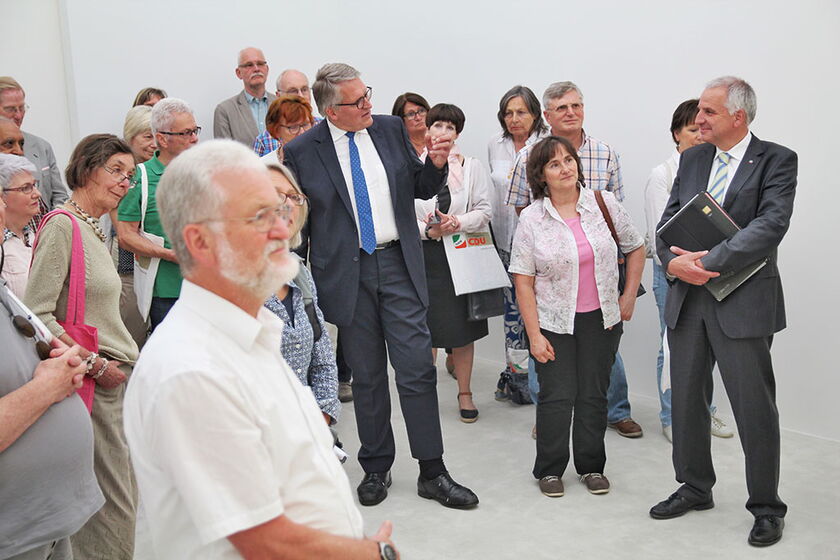 32 Interessierte des Kulturvereins Burscheid e. V. mit Prof. Dr. Thomas Sternberg und Rainer Deppe im Raum der Stille im Landtag