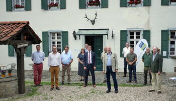 Mit großem Abstand trafen sich die SDW-Mitglieder im Innenhof des Forsthauses Steinhaus, um einen neuen Vorstand zu wählen.