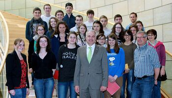 22 französische (Partnerstadt Loches) Austauschschülerinnen und Austauschschüler des Gymnasiums Wermelskirchen zu Gast bei Rainer Deppe im Landtag.