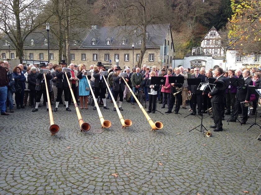 Bläserinnen und Bläser der Kreisjägerschaft Rheinisch-Bergischer Kreis beim Platzkonzert im Anschluss an die Hubertus-Messe im Altenberger Dom