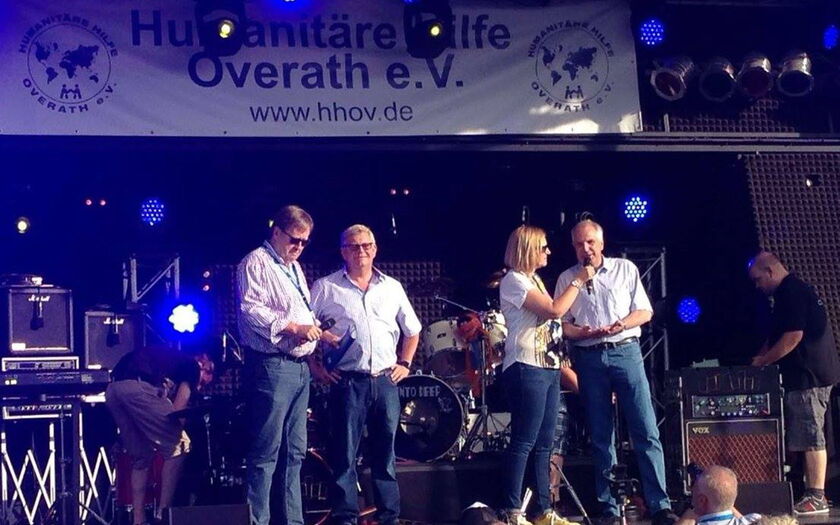 Rainer Deppe als Schirmherr auf der Bühne beim Benefiz Open Air für die Humanitäre Hilfe