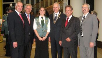 Hochmeister Hubertus Prinz zu Sayn-Wittgenstein (Mitte), Umweltminister Eckhard Uhlenberg (2. v. l.), Landtagsabgeordnete Holger Müller und Rainer Deppe mit Vertretern des Rheinisch-Bergischen Schützenbundes.