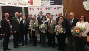 Rainer Deppe und der DRK-Kreisvorstand mit der Vorsitzenden Ingeborg Schmidt im Kreishaus