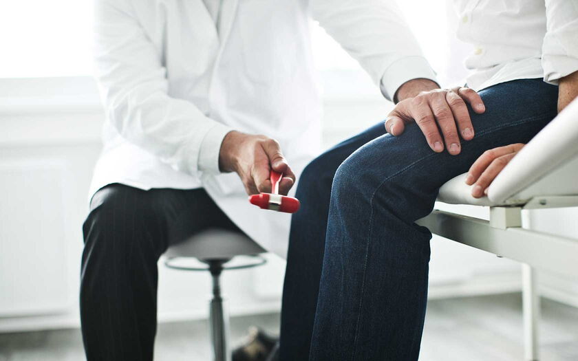 Arzt untersucht Patienten von Ligamenta Wirbelsäulenzentrum / pixelio.de