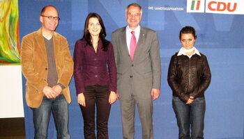 Rainer Deppe mit bulgarischen Studentinnen im Landtag.