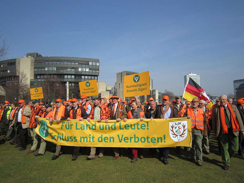 Demonstration gegen das neue Landesjagdgesetz vor dem Landtagsgebäude in Düsseldorf
