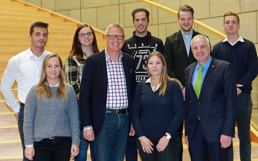 Sieben Auszubildende des Mobauplus Bauzentrums aus Overath waren erstmals zu Besuch im Landtagsgebäude am Rhein.