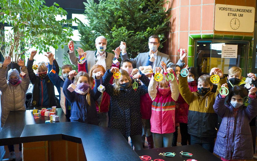 Die Schutzgemeinschaft Deutscher Wald übergibt Weihnachtsbaum ans Bürgerhaus Bergischer Löwe