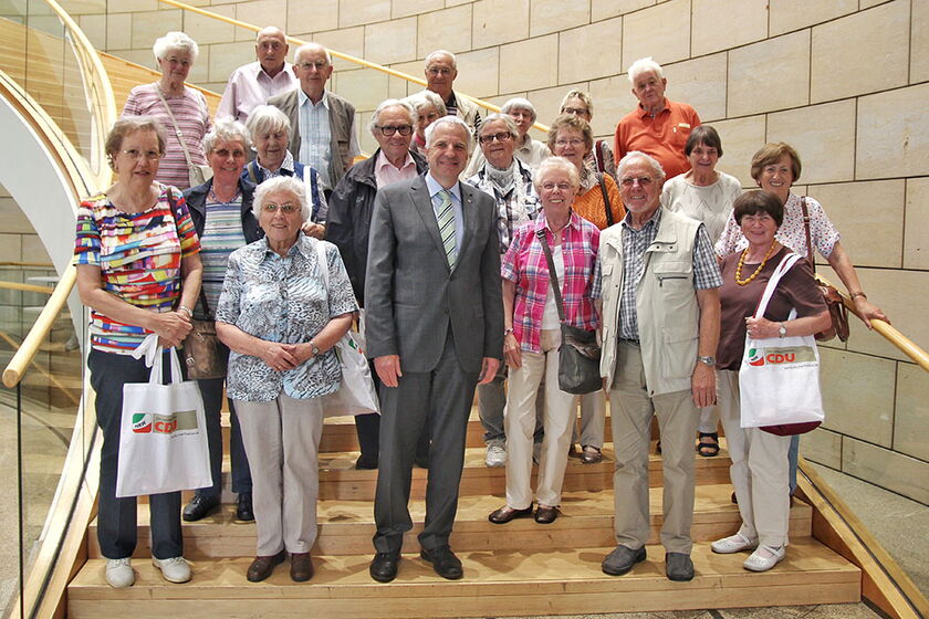 20 Frauen und Männer des Altenberger Seniorenkreises der Katholischen Pfarrgemeinde St. Mariä Himmelfahrt am Altenberger Dom unter Leitung von Maria Schleenstein besuchten Rainer Deppe im Landtag.