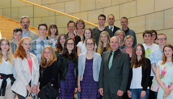 33 der besten Absolventen der Haupt-, Real- und Berufsschulen aus dem Rheinisch Bergischen Kreis wurden von ihrem Abgeordneten Rainer Deppe im Landtag in Düsseldorf begrüßt.