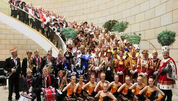 Gruppenfoto: 222 Karnevalisten zeigten wieder einmal eindrucksvoll, warum der Karneval im Rheinisch-Bergischen Kreis so populär und tief verwurzelt ist.