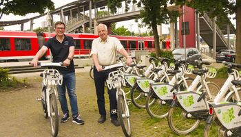 Stephan Santelmann und Rainer Deppe an der Radstation Overath