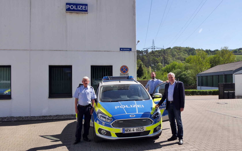 Erster Polizeihauptkommissar Markus Fischer, Leiter der Polizeiwache Overath machte es sichtlich Freude, Rainer Deppe „unsere Autos“ vorzuführen.