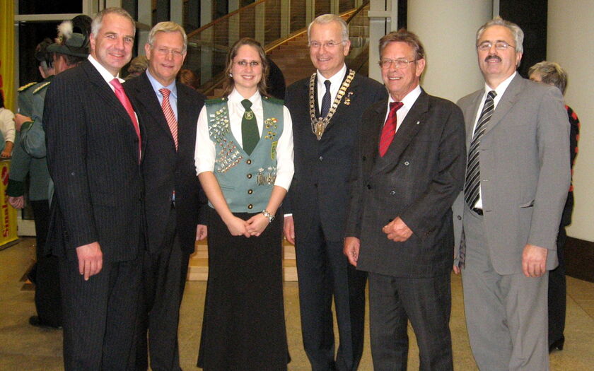 Hochmeister Hubertus Prinz zu Sayn-Wittgenstein (Mitte), Umweltminister Eckhard Uhlenberg (2. v. l.), Landtagsabgeordnete Holger Müller und Rainer Deppe mit Vertretern des Rheinisch-Bergischen Schützenbundes.