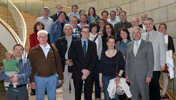 Gruppenfoto: 26 Pfarrern des Evangelischen Kirchenkreises Lennep unter der Leitung von Superintendent Hartmut Demski zu Gast bei Rainer Deppe im Landtag