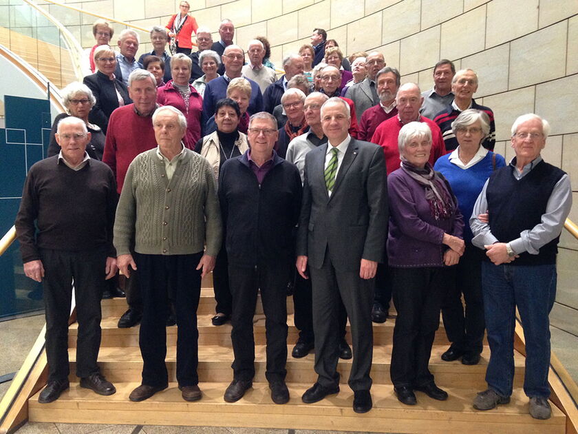 40 Mitglieder des Männergesangvereins Biesfeld zu Besuch bei Rainer Deppe im Landtag.