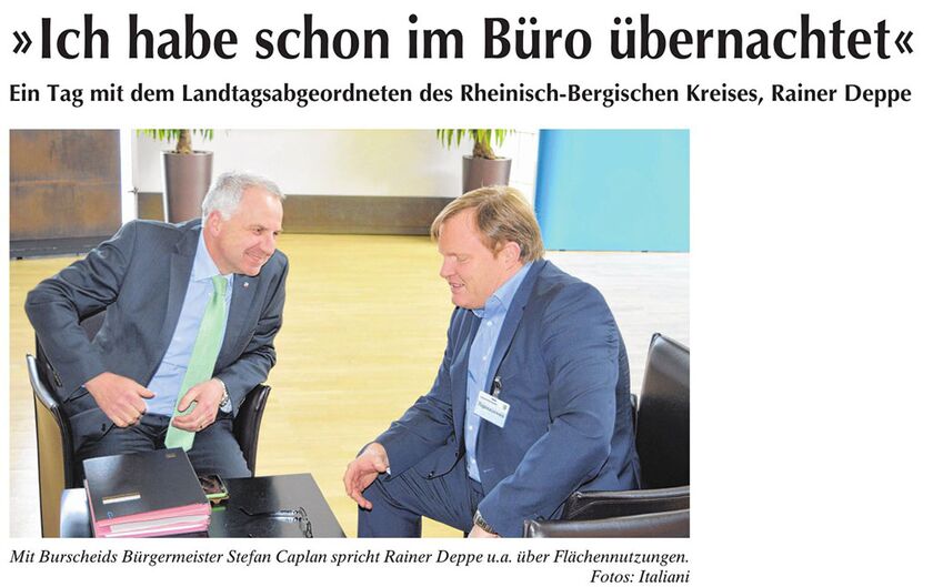 Mit Burscheids Bürgermeister Stefan Caplan spricht Rainer Deppe u. a. über Flächennutzungen. Foto: Italiani