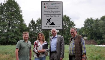Arne Moritz, Nina Lajios und Rainer Deppe auf der Baustelle der Behelfsbrücke über die Wupper