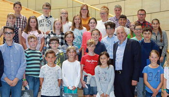 32 Mitglieder des Kinder- und Jugendparlaments zwischen 9 und 16 Jahren kamen in Begleitung von Gudrun Bormacher und Tobias Siefen von der Stadt Leichlingen nach Düsseldorf.