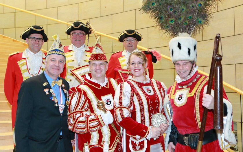 Rainer Deppe begrüßt das Dawerkuser Dreigestirn beim Närrischen Landtag 2017