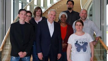 Mitarbeitende des Vereins für Europäische Sozialarbeit, Bildung und Erziehung aus Bergisch Gladbach konnte Rainer Deppe im Landtag begrüßen.
