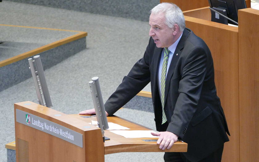 Rainer Deppe während einer Rede vor dem Plenum