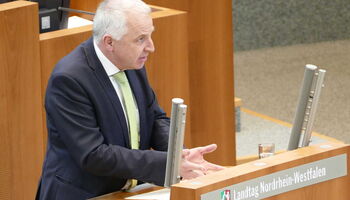 Rainer Deppe während einer Rede vor dem Plenum