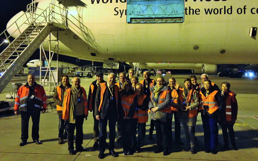 Nachtbesichtigung des Flughafens Köln/Bonn - Gruppe vor McDonnel Douglas