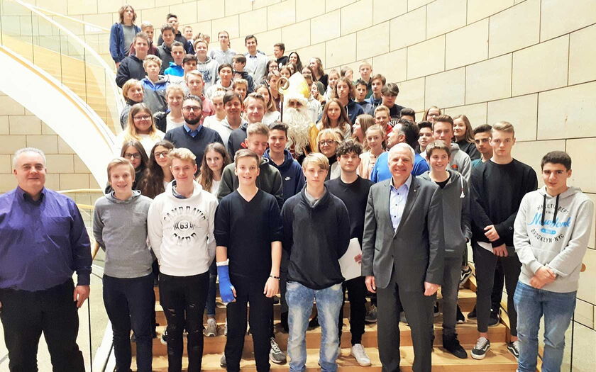 Eine Gruppe von 66 Schülerinnen und Schülern aus der Realschule Hückeswagen konnte Rainer Deppe im Landtag begrüßen.