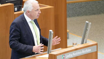 Rainer Deppe während einer Rede vor dem Plenum