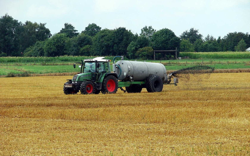 Traktor beim Gülle ausbringen von Thomas Max Müller / pixelio.de