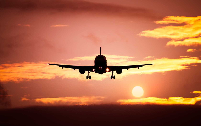 Flugzeug im Sonnenuntergang von magann / pixelio.de
