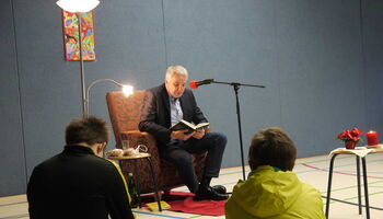 Rainer Deppe beim Vorlesetag in der Schule „Die Gute Hand“ Kürten