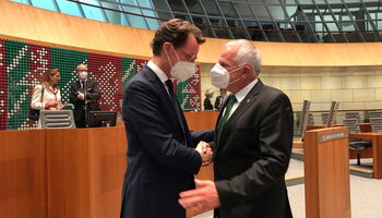 Rainer Deppe gratuliert Hendrik Wüst zur Wahl des Ministerpräsidenten NRW